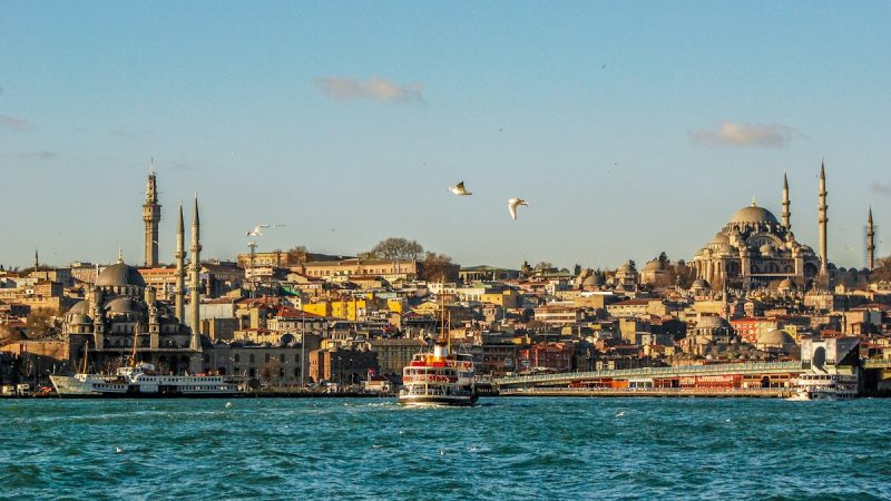 Tarihi çarşı esnafı restorasyon sonrası kepenk açtı